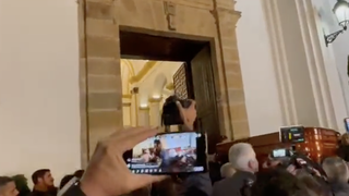 Entrada del féretro en la iglesia de La Palma