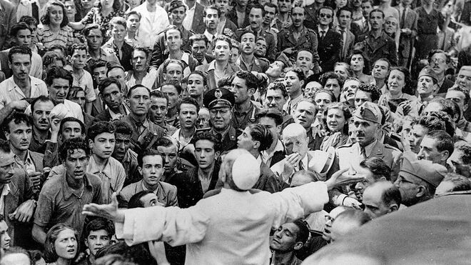 Pío XII se dirige al pueblo de Roma tras el bombardeo de la ciudad en 1943.