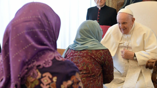 El Papa y mujeres