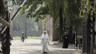 Imagen de archivo de la emotiva visita de Francisco a Auschwitz