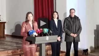 Alcaldesa, Carmen Lobato y el representante de la empresa compradora