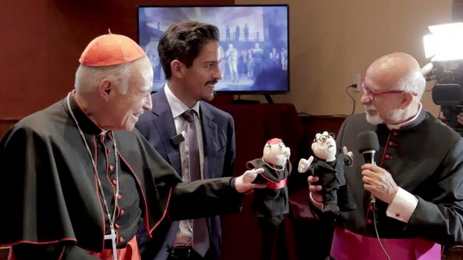 El cardenal Aguiar y el padre de Jesús Aguilar reciben el peluche del Dr. Simi