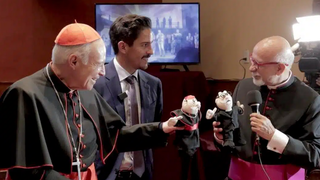 El cardenal Aguiar y el padre de Jesús Aguilar reciben el peluche del Dr. Simi