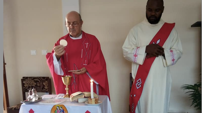 El P. Riaño durante una eucaristía