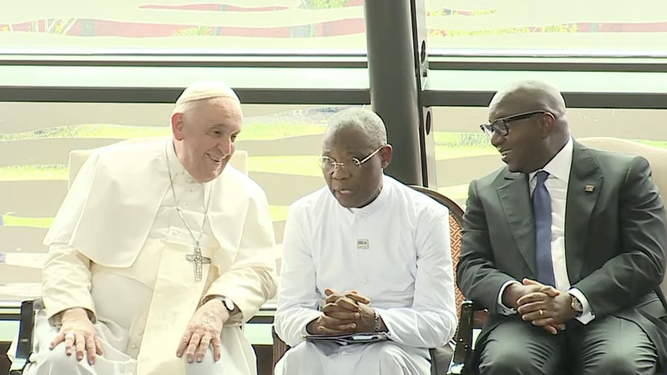 Charla distendida del papa con el presidente de Congo