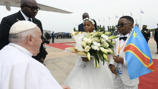 Dos niños entregan un ramo de flores al Papa