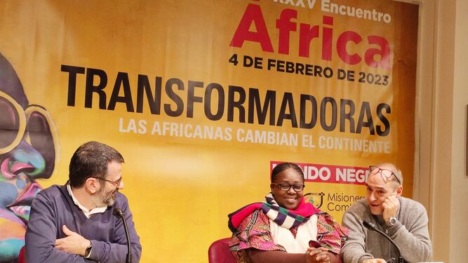 Yvette Mushigo, con el director de Mundo Negro (dcha), Enrique Bayo, y el redactor jefe, Javier Fariñas