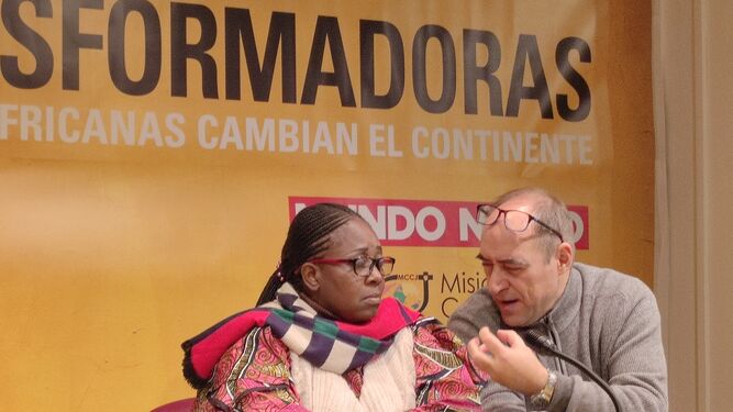Yvette Mushigo con el director de Mundo Negro, Enrique Bayo