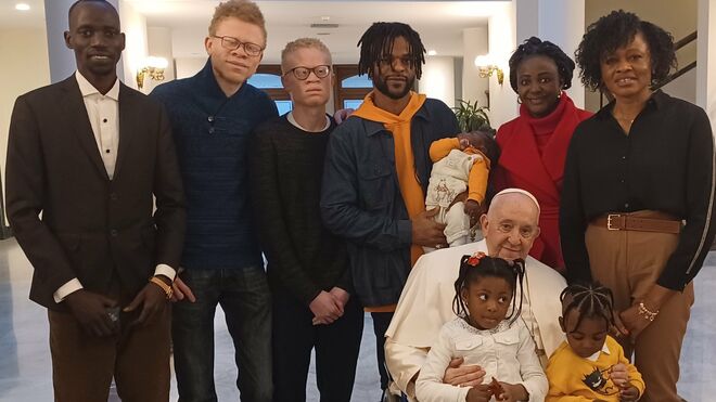 El Papa, con refugiados de Congo y Sudán del Sur, en el Centro Astalli, antes de partir