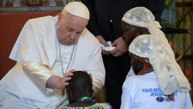 El Papa bendice a algunas de las víctimas