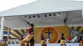 Congoleños bailan para el Papa