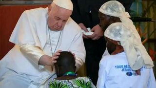 Francisco acaricia a una víctima en RD de Congo
