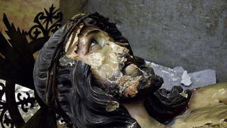 Un extremista judío derriba una estatua de Jesús en la Ciudad Vieja de Jerusalén