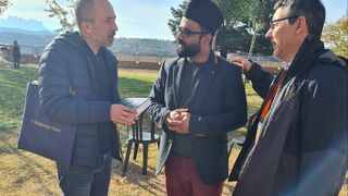 Quasir Mahmood Malik, en el centro, con Marc Eloy y Joan Hernández.