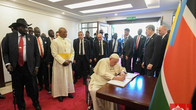 El Papa firma en el Libro de Honor