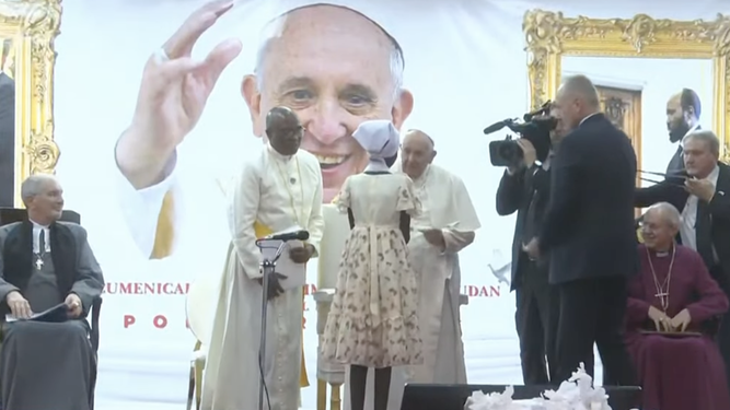 El Papa, con una niña desplazada de Sudán del Sur