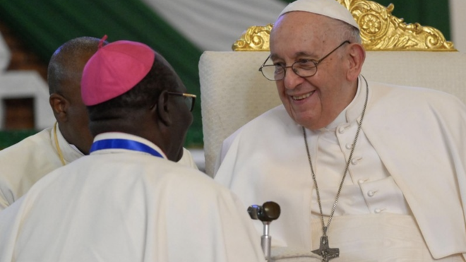 Papa saluda obispo sudanés