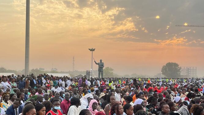 Fieles escuchan a Francisco desde el memorial John Garang