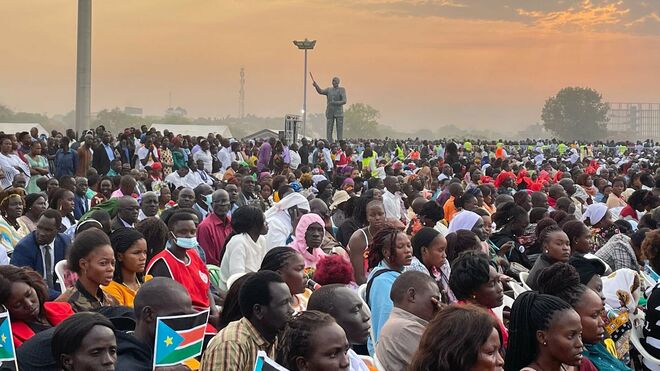 Fieles escuchan a Francisco desde el memorial John Garang