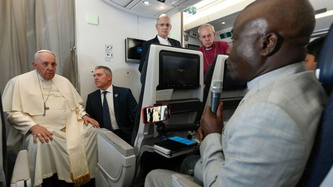 Rueda de prensa del Papa en el avión a su regreso de Sudán del Sur
