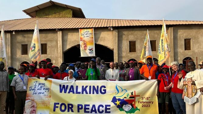 Carlassare, obispo de Rumbek, en una etapa de la peregrinación