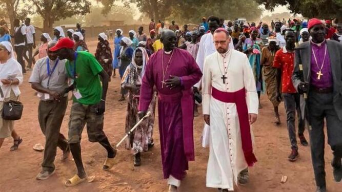 Christian Carlassare, obispo de Rumbek, durante la peregrinación