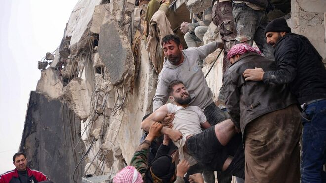 Los 'cristos descendidos' de la tragedia en Siria y Turquía