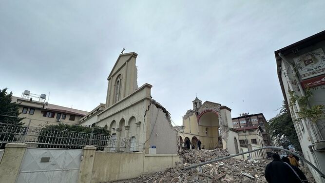 "La catedral está totalmente destruida, se derrumbó"