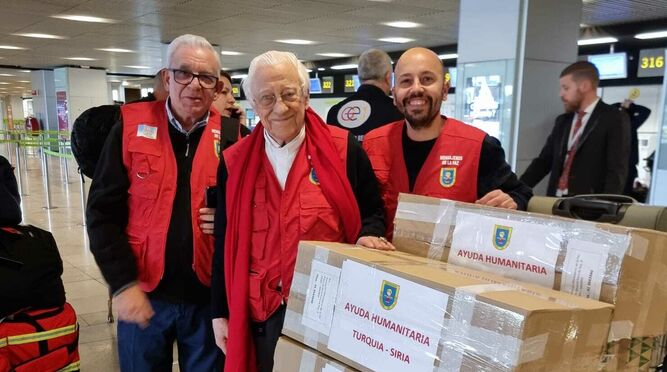 El padre Ángel y Sergio Mella, en Barajas