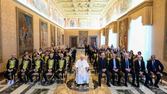 Francisco con los miembros de la Asociación 'Sport in Vaticano'