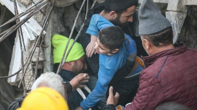 Rescatado entre los escombros que dejó el terremoto en Turquía