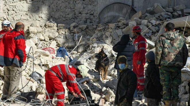 Labor de rescate bajo los escombros