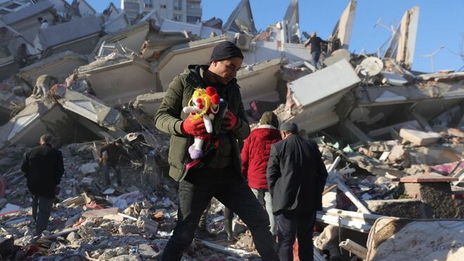 Un hombre camina entre los escombros causado por el terremoto