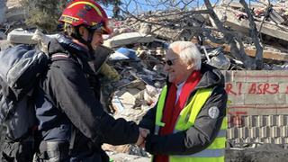 El padre Ángel, con el jefe de la delegación de Bomberos