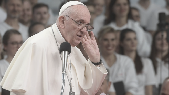 El papa Francisco, en un gesto de escucha