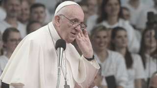 El papa Francisco, en un gesto de escucha