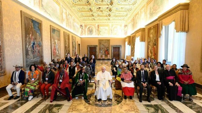 Foto de familia del Papa con los delegados del Foro de los Pueblos Indígenas