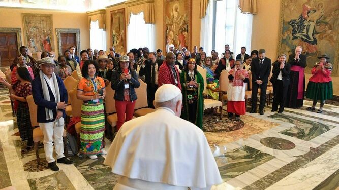Francisco, en la audiencia con los 40 delegados del Foro de los Pueblos Indígenas