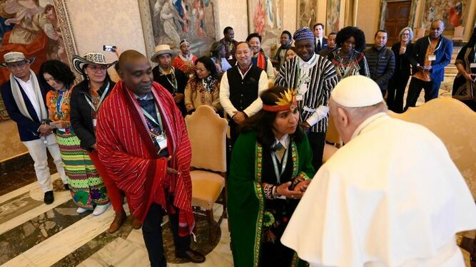 Los delegados del Foro de los Pueblos Indígenas saludan al Papa