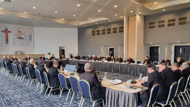 Los obispos europeos, durante la última fase de la Asamblea de Praga