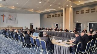 Los obispos europeos, durante la última fase de la Asamblea de Praga