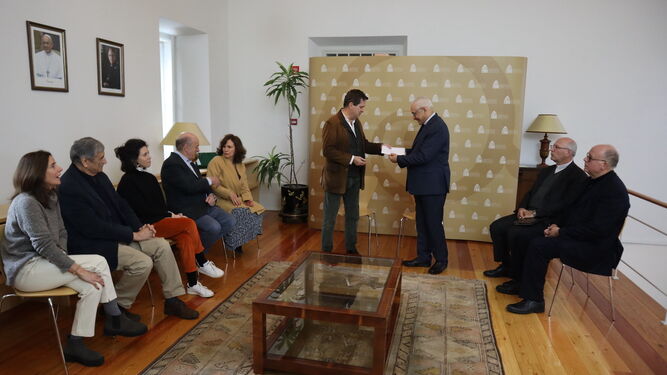 Pedro Strech enntrega al obispo José Ornelas el informe