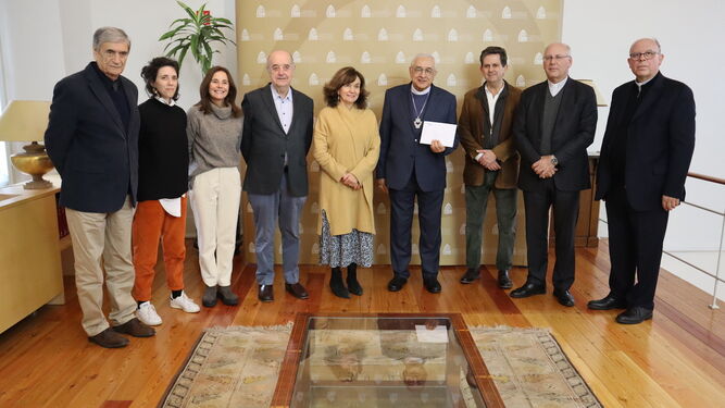 Los obispos de Portugal con la Comisión Independiente que realizó el estudio