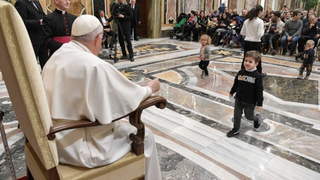 Francisco abandonó su discurso para dejarse saludar por los niños