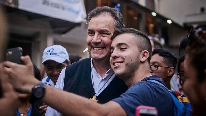 Don Angel Fernandez Artime entre los jóvenes