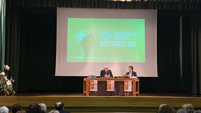 El cardenal Zuppi durante la conferencia
