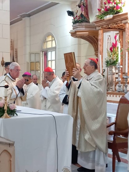 cardenal Stella bendición con el Evangeliario