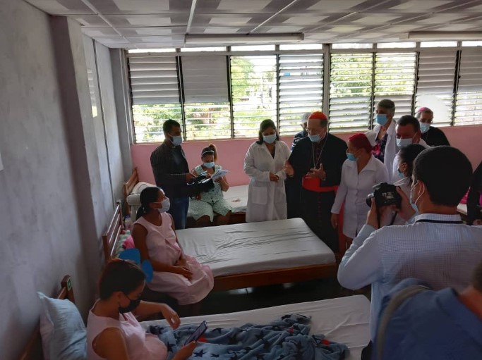 cardenal Stella visita enfermos en el hospital san Lázaro