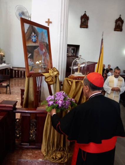 ofrenda floral ante la fotografía de san Juan Pablo II