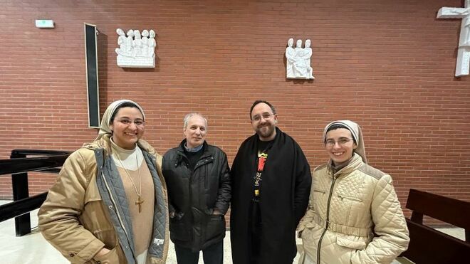 Casado junto al párroco del Corpus, Antón Rey y dos religiosas